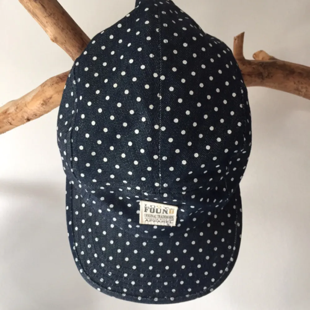 5-panel cap, navy blue with white polka dots. Front logo and adjustable size. Brand: Lost & Found. Buyer pays shipping. Meet up in Sthlm/Gbg.. Accessoarer.