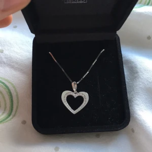  - Halsband från Hallbergs guld i äkta silver. Aldrig använd.