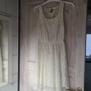  - Sommarklänning💕 Stretchig i midjan så kan troligen passar upp till strl. 38! Fint tyg och köpt på h&m. 