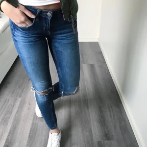  - Jeans från Gina tricot, modellen heter kristen. Storlek 25/30. 
