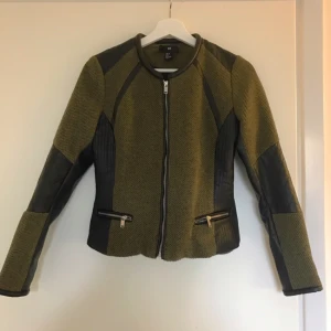  - Kavaj/jacka. Använd en gång. Skinndetaljer