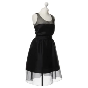  - Karl Lagerfeld for H&M En liten reva vid axeln som bilden visar 