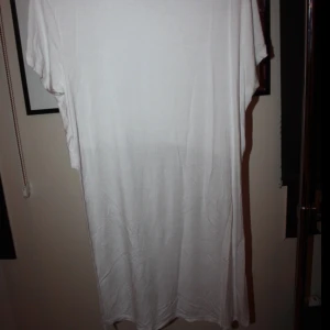 - Helt oanvänd t-shirt i storlek medium. Klippt av den i fram, tyckte den blev snyggare så.   Har helt enkelt för mycket kläder så att jag inte hinner använda allt. Frakt kostar 35kr Kan mötas i Vallentuna, Täby C, TC eller Vällingby C :)