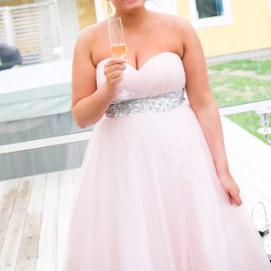  - Balklänning i Strl 42. Men korsett så går att ställa om. Fint skick men inte kemtvättad. Nypris 6000kr. 
Swish finns. Osäker om den går att frakta?? 

Klänningen är superfin och handskar medföljer!✨💗