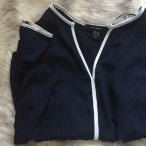  - Marinblå blus med vita detaljer