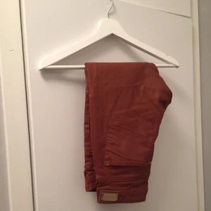  - Byxa från Zara som ej kommit till användning. Slim fit. Sitter som en smäck men inte min färg. Kostade 399 om jag inte minns fel.