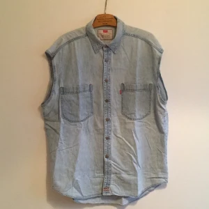  - Avklippt jeansskjorta och då numera jeansväst från Levis. En pytteliten fläck på vänster axel som inte går bort tillkommer :) 
Köparen står för frakten.