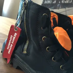 Alpha industries and Palladium made this shoe, it's limited edition, ordered from USA, worn 3 times because the size is a little bit to small, I'm a 38,5. The shoe is legendary and so cool, I'm selling it with a sad heart because I love them but they just don't fit. The original price is 1800 kr inkl shipping. 