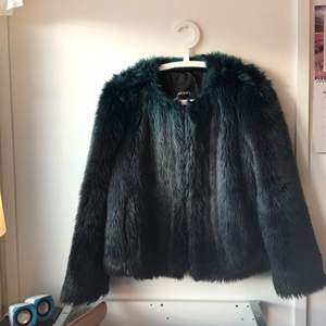 Faux fur jacka från Monki