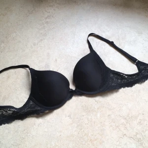 - Victoria's secret bh i svart med lite push-up.