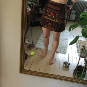  - Sammetskjol från HMs coachella-collektion. Storlek 32.  Kan mötas upp i Uppsala, annars står köparen för frakten:)