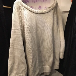  - Stickad tröja från BikBok. Några år gammal men sparsamt använd.  Detaljer vid armarna och med "puffiga" ärmar och rund form nertill. Kan hämtas/lämnas, ej skickas då den är rätt tung.