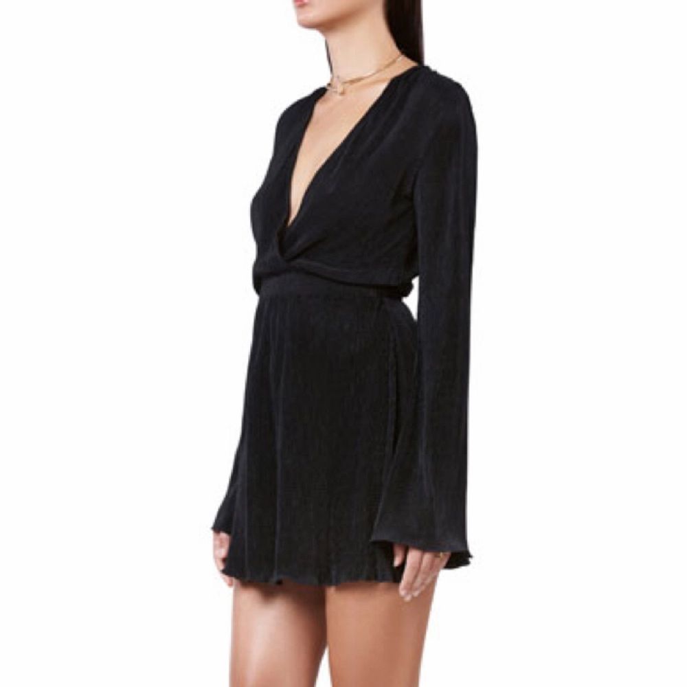 Superfin svart, plisserad klänning med flare sleeves och djup skärning i halsen, från Ivyrevel. Köpt för 699kr och använd endast 1 gång. Ser ut precis som på bilden 🌟 frakt kostar 50kr.. Klänningar.
