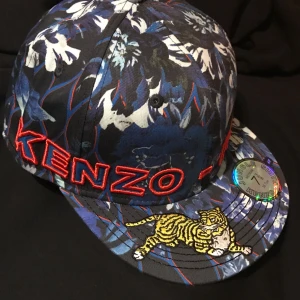  - Keps för kenzo X H&M 
Kan mötas upp vid TC
Kan skicka via post