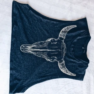  - Magtröja i det mjukaste tyget jag någonsin känt. Djup öppning vid armar (se bild 2)
Köpt på Urban outfitters. 