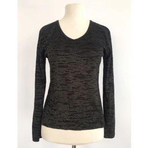  - Välsittande tröja med guldränder i lurex.

Märke: Saknas (Vintage)
Storlek: M/L
Skick: Mycket gott. Sparsamt använd.

Pris: 100 kronor

Frakt: Betalas av köparen.