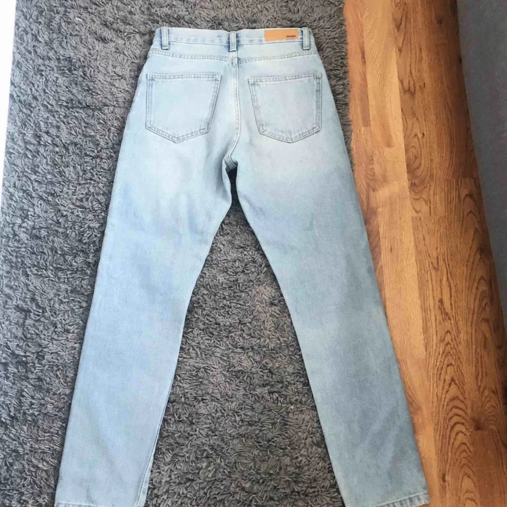 Svin snygga Mom Jeans från Bik Bok som tyvärr är för små för mig därför jag säljer de. Kontakta mig om du är intresserad så kan jag berätta mer detaljerat. Köpare står för frakten. Jeans & Byxor.