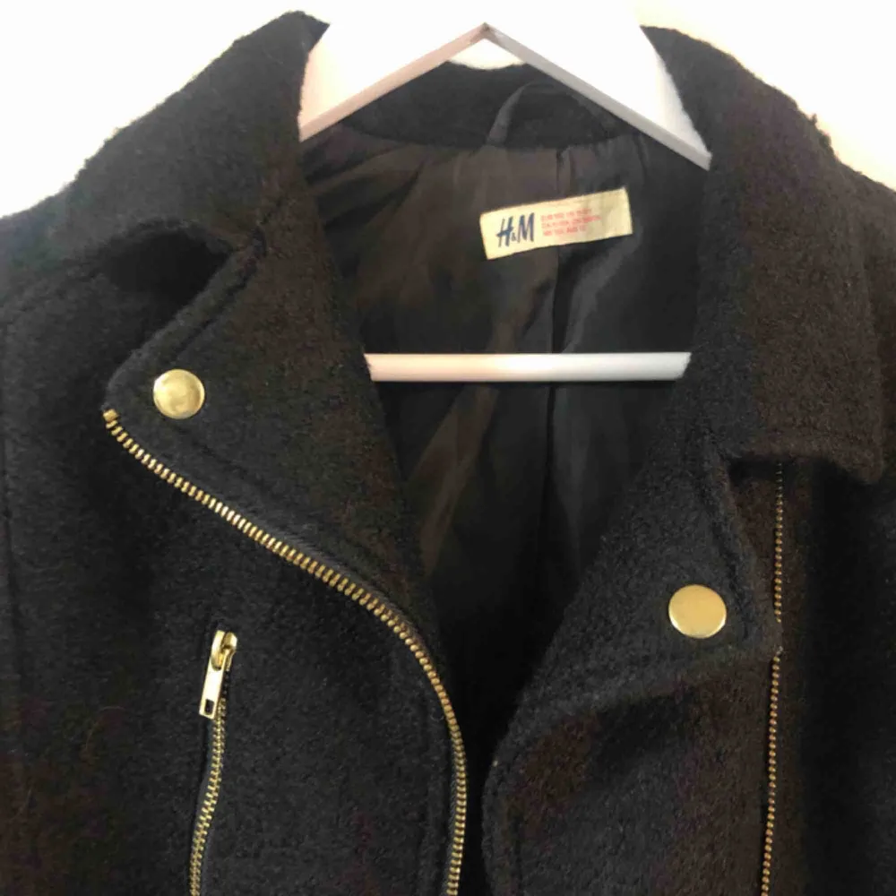 Fin kappa från H&M i storlek 152. Köpt på barnavdelningen men har själv använt den, så den passar en storlek XS. Bra skick.. Jackor.