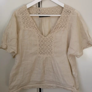  - Jättefin blus från Zara (ursäkta skrynkligheten på bild, mitt strykjärn är på vift) i storlek S. Kan mötas i Göteborg. 