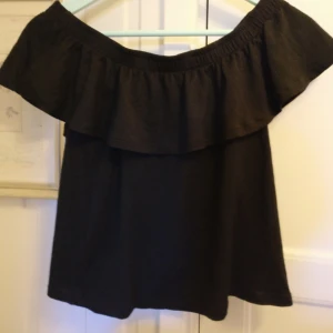  - Fin topp med volang, off shoulder. Använd max tre gånger säljs då den inte passar min stil❤️  Möts upp i Gävle eller köparen betalar frakt😇