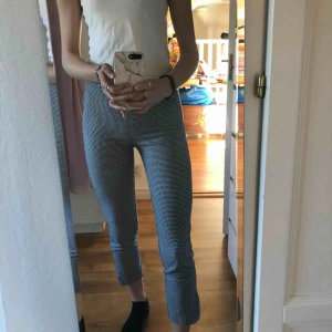  - SUPERFINA rutiga byxor från hm, tyvärr kommer dom inte till användning lika mycket som jag trodde. Använda ett fåtal gånger. Jag är 173cm lång. Köparen står för frakt💗💗💗