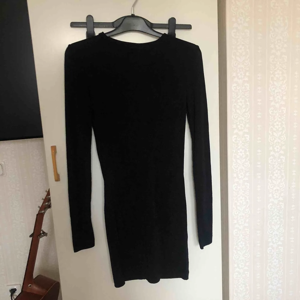 En svart långärmad glittrig klänning från monki Kan mötas upp i Stockholm! Annars betalar köparen för frakt ⭐️. Klänningar.