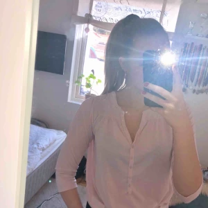  - Jättefin ljusrosa blus med knappar. Köparen står för frakt ☺️