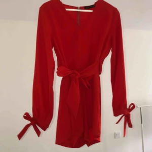  - Frakt ingår! jumpsuit från chiquelle. Använd en gång, i toppskick! Nypris 500. Storlek L men sitter mer som än M