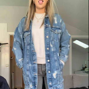  - Längre jeansjacka med slitningar från Zara. Säljer pga använder aldrig.