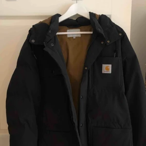  - Carhartt WIP Alpine coat köpt från Junkyard för 2200kr. Använd ca 2-3 ggr. Säljer för 2000kr. Varm och luftig, inte extremt varm så funkar till våren.