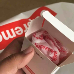  - Shower cap från Supreme, 100% äkta, fick grattis från Supreme vid köpet. Oanvänt(bild 2 tog från instagram). 