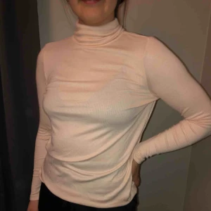  - Säljer min väldigt fina polo tröja från bikbok, aldrig kommit till användning! Frakten ingår även :) 