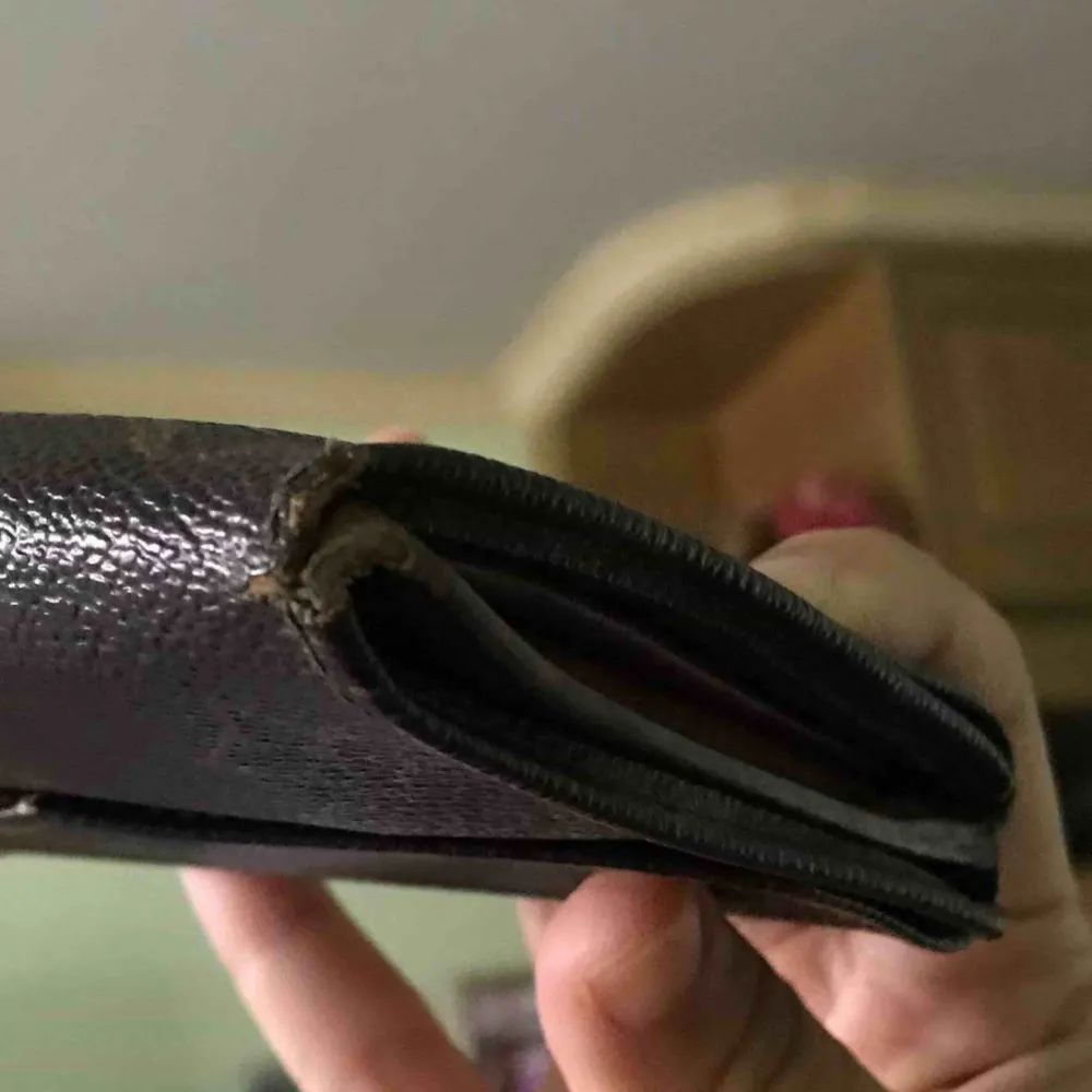 Säljer äkta Lv plånbok åt en vän..plånboken är liten sliten vid kanten men övrigt gott skick,, har många år på nacken kvitton finns ej kvar men 100% äkta!  ENDAST SERIÖSA KÖPARE TACK! . Väskor.