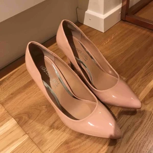  - Beige/rosa lackerade pumps från ”head over heels, by Dune” Aldrig använda! Finns ett litet grått märke på höger sko, knappt märkbart, förmodligen fabriksskada, men inte så synligt