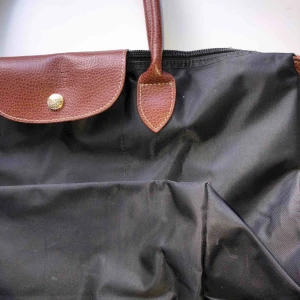  - en svart fake longchamp väska köpt för något år sedan i Thailand, köpte den för 500 kr. Kan frakta eller mötas upp i Knivsta!💞