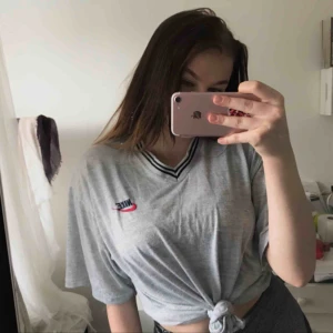 t shirt nike - Super cool oversize t-shirt ifrån Nike. Man kan ha den på många sett och kan passa både xs/s/m!💕 använt skick men gör att den ser snygg ut och lite retro och vintage:)