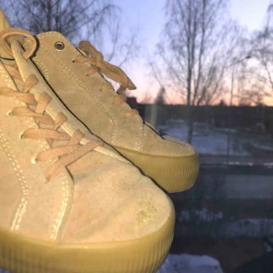  - rosa mockaskor från pull and bear med beige sula. skorna är lite smutsiga å ena skosnöret är inte helt dock!! Annars är de knapp använda!! Priset går att pruta 