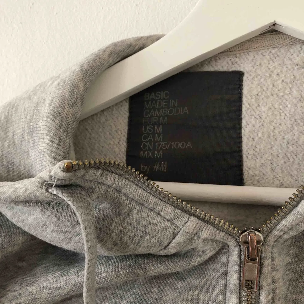 Classic grå hoodie från H&M. Bra skick, förutom längst ner på armarna där sömmarna gått upp lite (se bild 2) men syns ej när man har på sig den.. Hoodies.