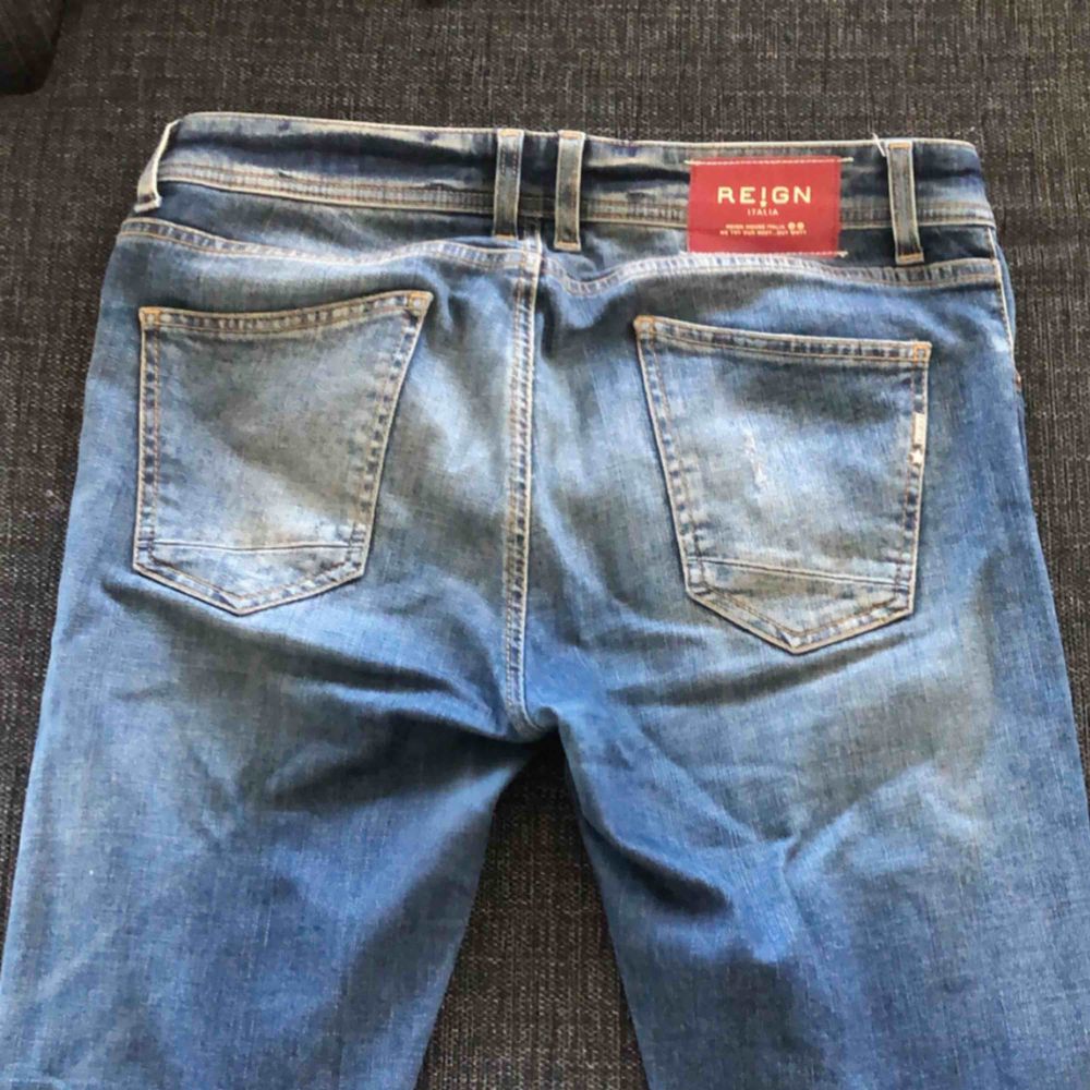 Reign jeans i storlek 30. Använda fåtal gånger och väldigt snygga och fräscha byxor. Nypris 1499kr, säljer mina för 600 men priset kan diskuteras!. Jeans & Byxor.