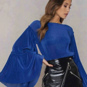  - Säljer denna i en mörkgrön härlig färg. Fick inte till en rättvis bild, därför jag använder en internet bild. Aldrig använd superfin! Säljer pga stor garderobsrensning!!