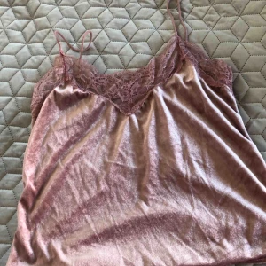  - Rosa satinlinne med spetskant skitsnyggt plagg nu mot vår o sommar med en snygg kjol eller höga momjeans Stl M Frakt 55kr