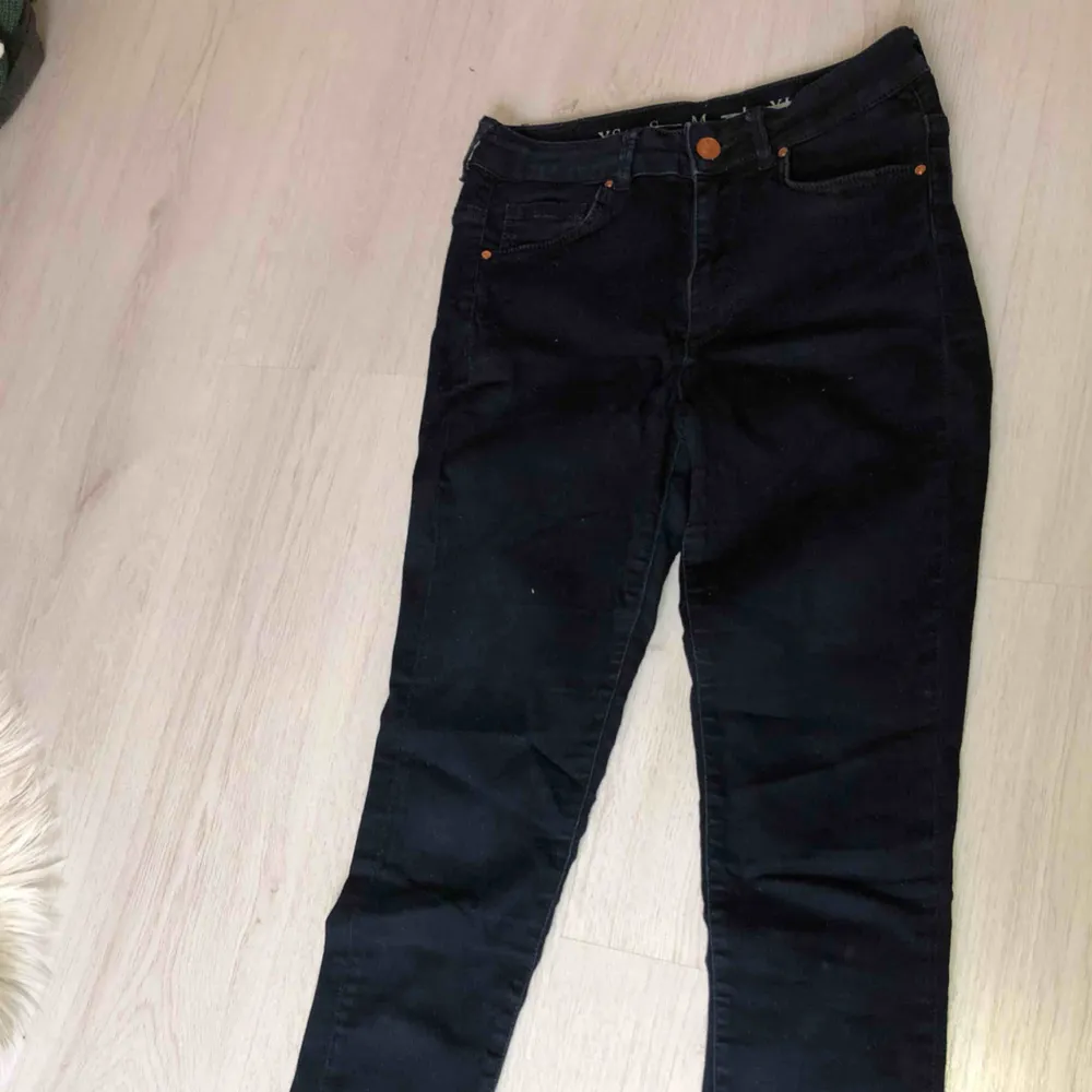 Mörkblåa jeans i bra skick + frakt. Jeans & Byxor.