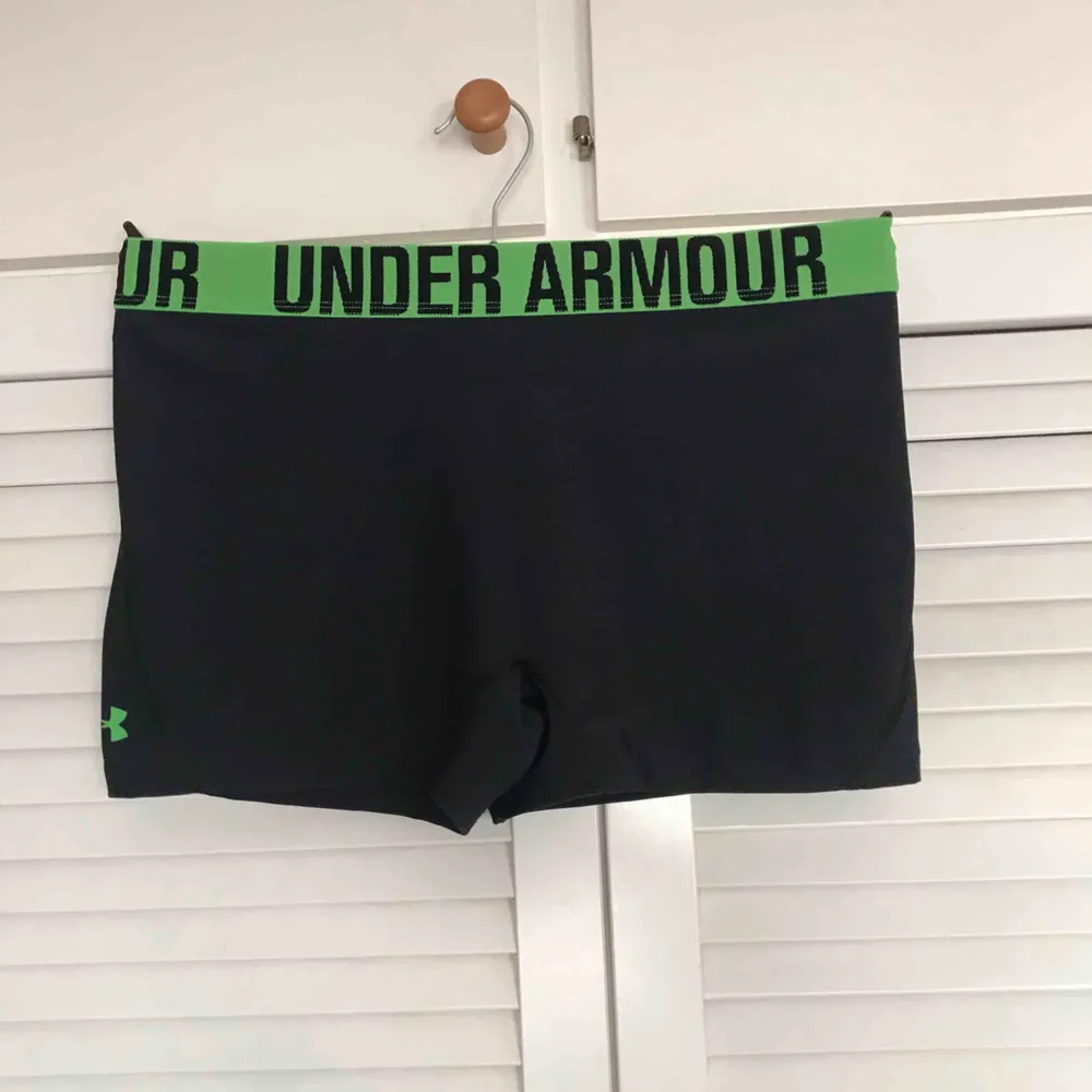 Tränings shorts från Under Armour🍏 Köparen betalar eventuell frakt💌📯. Shorts.