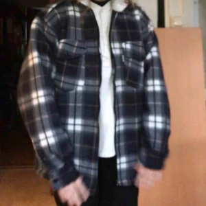  - Världens mysigaste vår / höst jacka. Blå/grå randig och tunnt vitt fluff inuti🥰❤️ köpare står för frakt