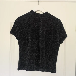  - Glittrig tisha med polo!!!!! ✨✨