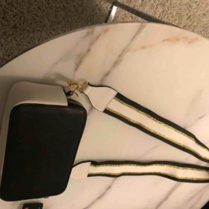  - Fin väska med avtagbara axelband, köpt på forever 21. Som ny.