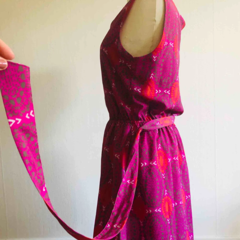 Färgstark klänning från Gap, märkt storlek M. 100% Polyester.   Nyskick! Frakt ingår i priset. . Klänningar.