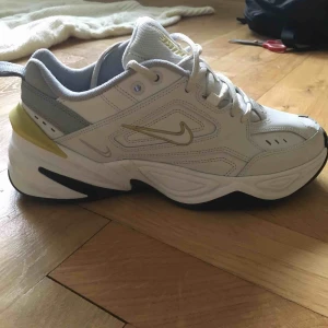  - Säljer Nike M2K tekno, använda ett par fåtal ggr. Fint skick! 