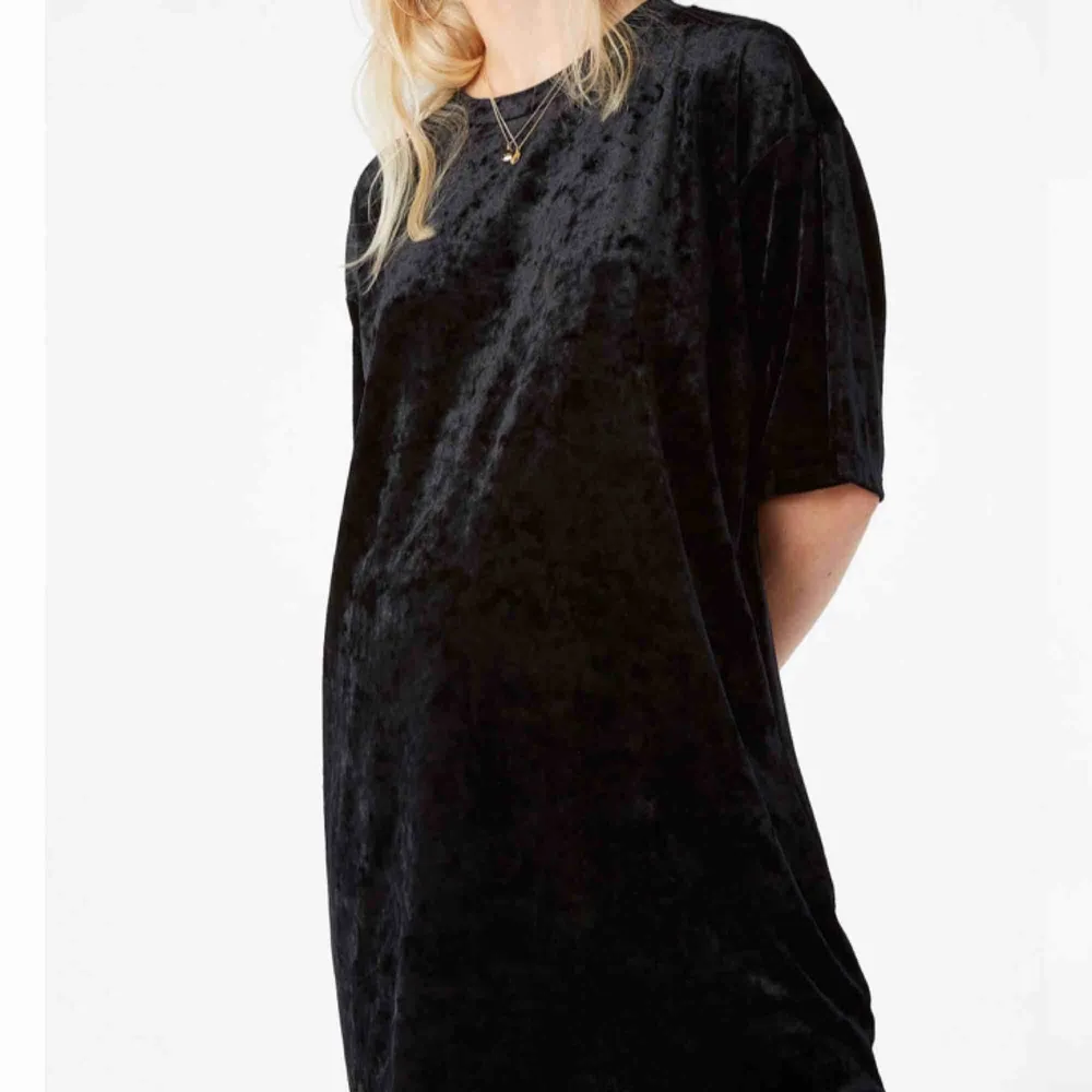 En ny oanvänt oversized velvet tisha från Monki 🖤 kan användas som klänning . T-shirts.