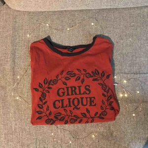  - T-shirt från Monki med tryck på✨✨✨